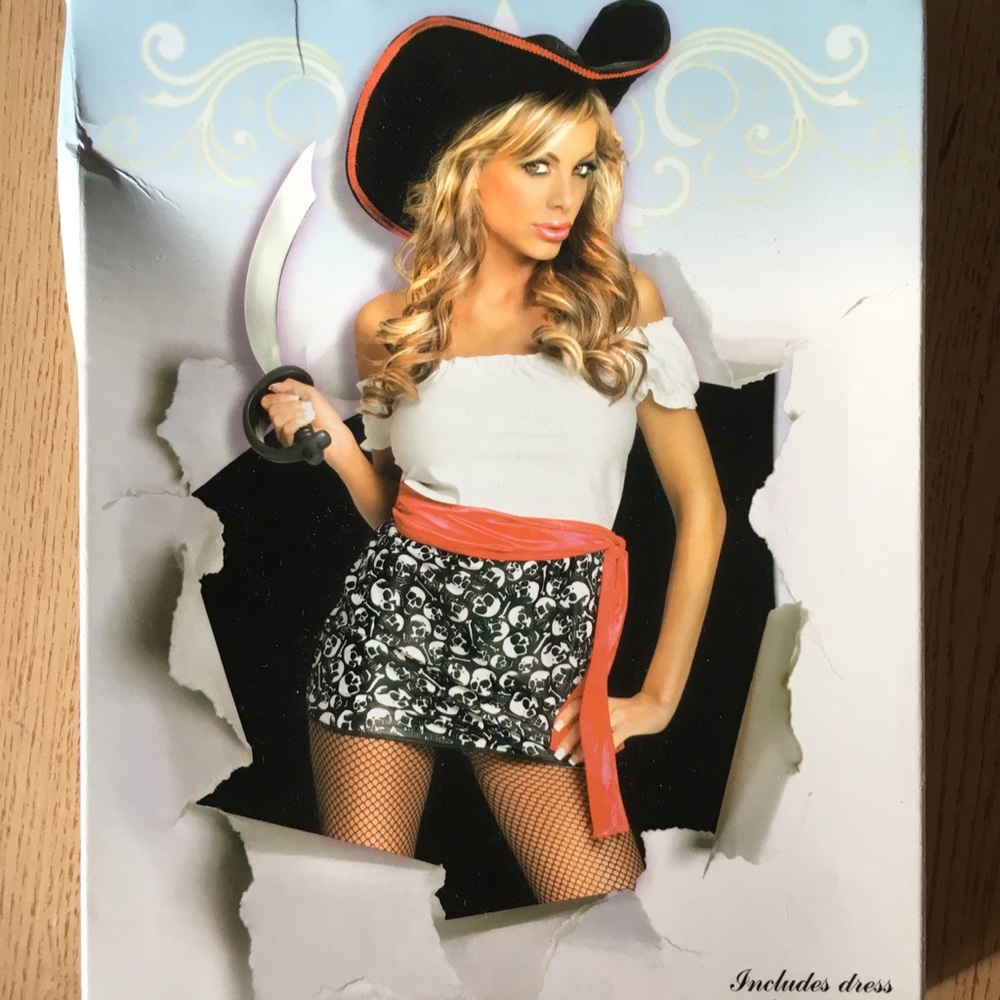 New Women’s Captain Skully Halloween costume L/XL